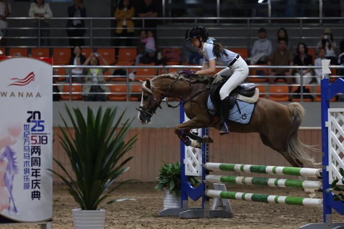 世纪万马马术障碍赛北京开赛 青少年与专业骑手