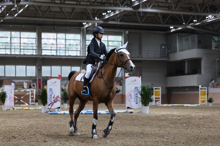 世纪万马马术障碍赛北京开赛 青少年与专业骑手