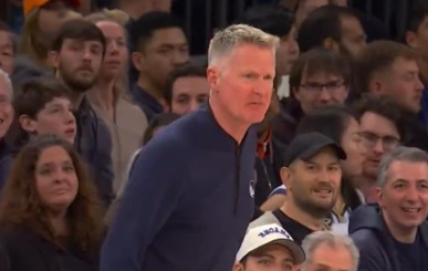 勇士对阵尼克斯比赛中科尔怒斥理查德救球失误