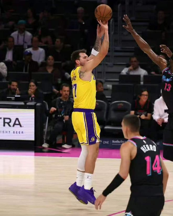 湖人背靠背逆转热火 东契奇60分率队豪取8连胜