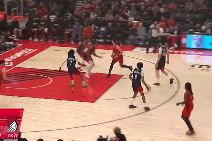 开拓者大胜奇才 杨瀚森首秀暴扣助队狂胜