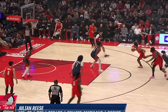 开拓者大胜奇才 杨瀚森首秀暴扣助队狂胜