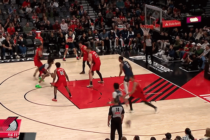 开拓者大胜奇才 杨瀚森首秀暴扣助队狂胜