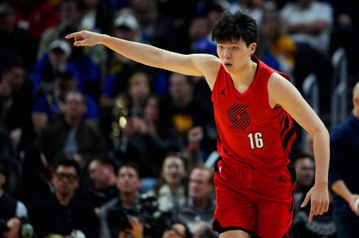 开拓者大胜奇才 杨瀚森首秀暴扣助队狂胜