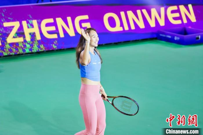 郑钦文宁波亮相与球迷亲密互动：期待明年再回