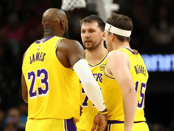 詹姆斯高效三双助湖人终结连败 球队牵挂东契奇